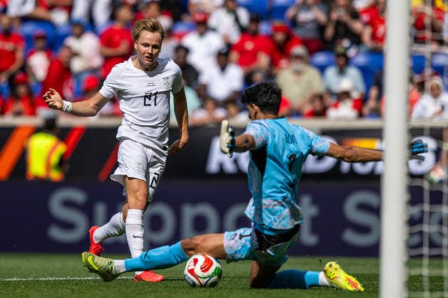 260607 Andreas Schjelderup of Norway and goalkeeper Yassine Bounou of Morocco during the International Friendly, Länderspiel, Nationalmannschaft football match between Morocco and Norway ahead of the FIFA World Cup, WM, Weltmeisterschaft, Fussball 2026 on June 7, 2026 in New Jersey. Photo: Vegard Grott BILDBYRAN kod VG VG0943 bbeng fotboll football soccer fotball fifa world cup vm fotball-vm precamp pre-camp träningslandskamp privatlandskamp landskamp international friendly norge norway marocko morocco marokko