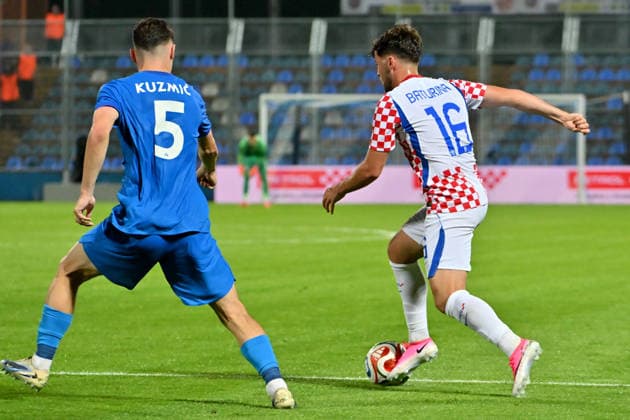 VARAZDIN, CROATIA - JUNE 07: Martin Baturina of Croatia (R) in action against Srdjan Kuzmic of Slovenia (R) during the International men’s football Friendly match between Croatia and Slovenia at Stadium Varteks, Varazdin on June 07, 2026 in Varazdin, Croatia. (Photo by Igor Kupljenik Sports Press Photo).  Copyright: xIgorxKupljenikx xSPPx Sportspressphoto_SPR163079