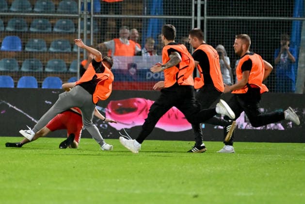 VARAZDIN, CROATIA - JUNE 07: Fans in pitch during the International men’s football Friendly match between Croatia and Slovenia at Stadium Varteks, Varazdin on June 07, 2026 in Varazdin, Croatia. (Photo by Igor Kupljenik Sports Press Photo).  Copyright: xIgorxKupljenikx xSPPx Sportspressphoto_SPR163084