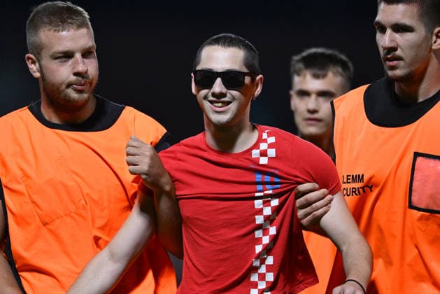 Croatia v Slovenia - International Friendly, Länderspiel, Nationalmannschaft A pitch invader is apprehended by security staff during the international friendly match between Croatia and Slovenia at Stadium Varteks on June 7, 2026 in Varazdin, Croatia.  IgorxSoban PIXSELL