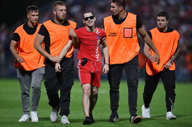 Croatia v Slovenia - International Friendly, Länderspiel, Nationalmannschaft A pitch invader is apprehended by security staff during the international friendly match between Croatia and Slovenia at Stadium Varteks on June 7, 2026 in Varazdin, Croatia.  IgorxSoban PIXSELL
