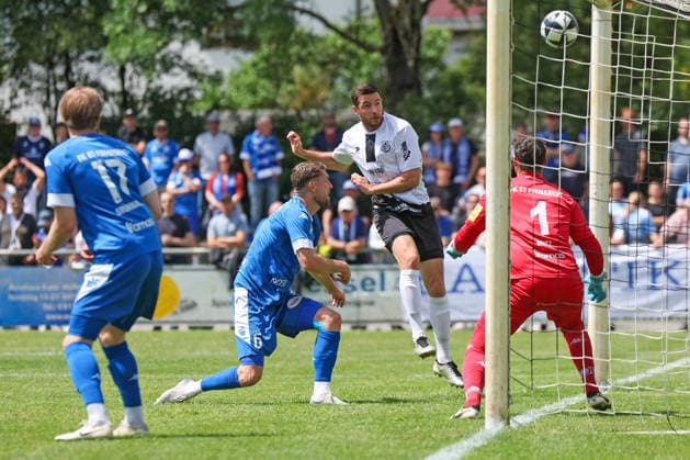 Fussball - Aufstiegsspiel RL SW - FC Eddersheim - FK 03 Pirmasens - 07.06.26, 1:1 Ausgleich durch MAXIMILIAN THOMASBERGER (FCE), YANNICK GRIESS und KEEPER BENJAMIN REITZ (FKP) schauen nur zu, -