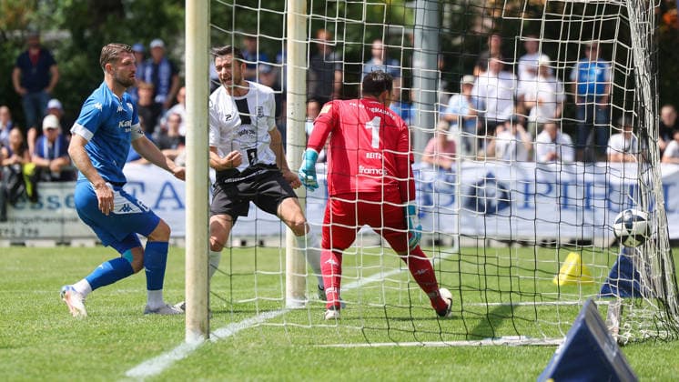 Fussball - Aufstiegsspiel RL SW - FC Eddersheim - FK 03 Pirmasens - 07.06.26, 1:1 Ausgleich durch MAXIMILIAN THOMASBERGER (FCE), YANNICK GRIESS und KEEPER BENJAMIN REITZ (FKP) schauen nur zu, -