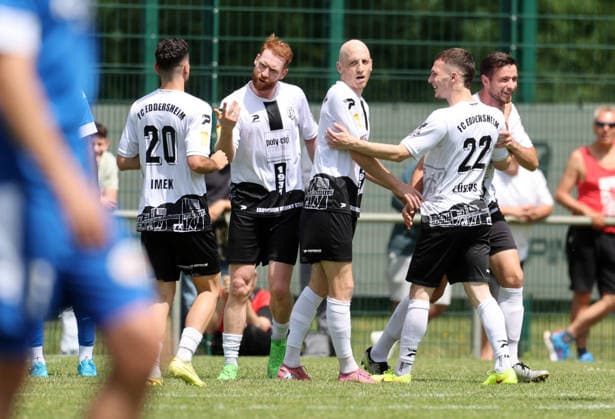 Fussball - Aufstiegsspiel RL SW - FC Eddersheim - FK 03 Pirmasens - 07.06.26, MAXIMILIAN THOMASBERGER (FCE), wird bejubelt nach seinem zweiten Treffer, -