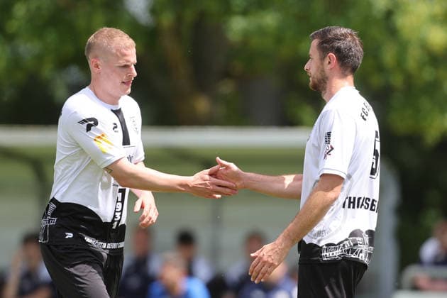 Fussball - Aufstiegsspiel RL SW - FC Eddersheim - FK 03 Pirmasens - 07.06.26, Torschützen beim Abklatschen PATRICK SCHORR und MAXIMILIAN THOMASBERGER (FCE), -
