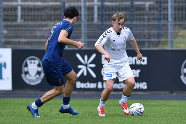 Fußball Oberliga Niederrhein 34. Spieltag ETB Schwarz-Weiß Essen - TSV Meerbusch am 07.06.2026 im Uhlenkrugstadion in Essen Leart Lahi ( Meerbusch ), links - David Weinbender ( ETB SW Essen ), rechts