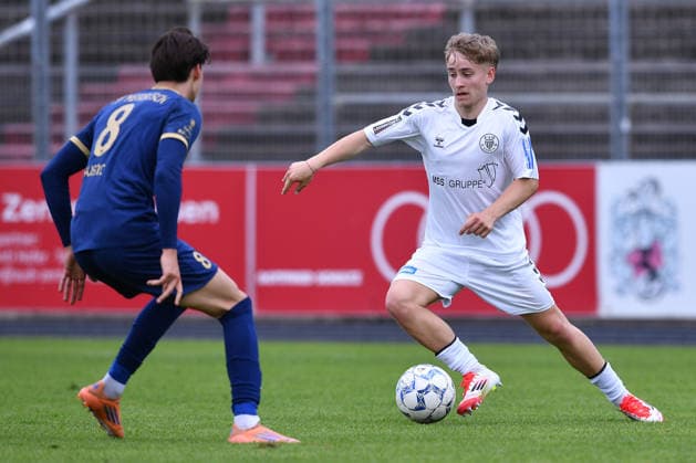 Fußball Oberliga Niederrhein 34. Spieltag ETB Schwarz-Weiß Essen - TSV Meerbusch am 07.06.2026 im Uhlenkrugstadion in Essen Mattia Majetic ( Meerbusch ), links - David Weinbender ( ETB SW Essen ), rechts
