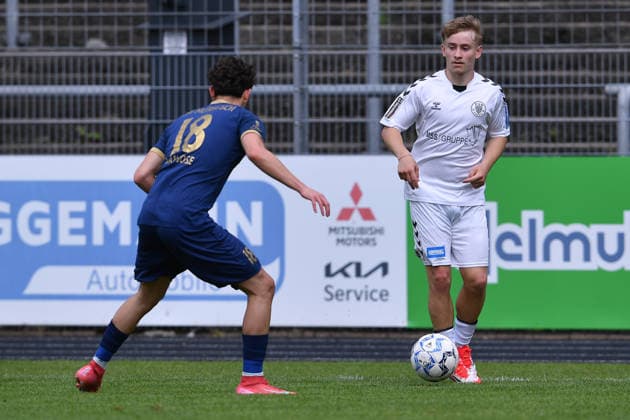 Fußball Oberliga Niederrhein 34. Spieltag ETB Schwarz-Weiß Essen - TSV Meerbusch am 07.06.2026 im Uhlenkrugstadion in Essen Francisco San Jose Justo ( Meerbusch ), links - David Weinbender ( ETB SW Essen ), rechts