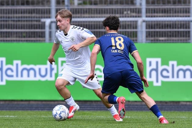 Fußball Oberliga Niederrhein 34. Spieltag ETB Schwarz-Weiß Essen - TSV Meerbusch am 07.06.2026 im Uhlenkrugstadion in Essen David Weinbender ( ETB SW Essen ), hinten - Francisco San Jose Justo ( Meerbusch ), vorne