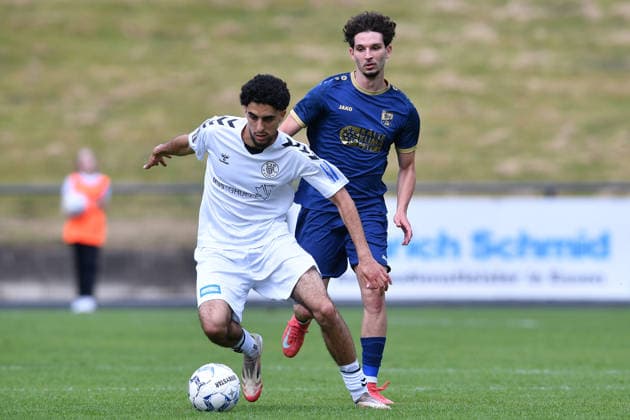 Fußball Oberliga Niederrhein 34. Spieltag ETB Schwarz-Weiß Essen - TSV Meerbusch am 07.06.2026 im Uhlenkrugstadion in Essen Youssef Kamboua ( ETB SW Essen ), vorne - Francisco San Jose Justo ( Meerbusch ), hinten