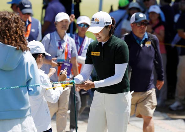 In Gee Chun of South Korea signs autographs as she walks from the 8th green to the 9th tee box during the final round of the 81st Women s U.S. Open golf championship at the Riviera Country Club in Pacific Palisades, California, on Sunday, June 7, 2026.  GLP20260607977 CAROLINExBREHMAN