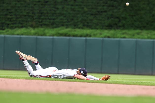 June 7, 2026, Minneapolis, Minnesota, USA: Minnesota Twins second baseman LUKE KEASCHALL (15) misses a diving catch on a ball hit by Kansas City Royals third baseman Maikel Garcia (11)(not pictured) in the fifth inning during a MLB, Baseball Herren, USA Baseball game between the Kansas City Royals and the Minnesota Twins at Target Field in Minneapolis, Minnesota on June 7th, 2026. The Royals defeated the Twins 6-5. ZUMA Press Wire. Minneapolis USA - ZUMAg254 20260607_zsp_g254_026 Copyright: xStevenxGarciax