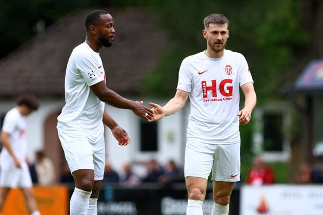 26 Leonard Mai (Eimsbütteler TV) gibt 4 Samuel Olayisoye (Eimsbütteler TV) die Hand. Fußball I Herren I Aufstiegsrunde zur Regionalliga Nord I Saison 2025-2026 I 3. Spiel I Eimsbütteler TV - Blumenthaler SV I 07.06.2026 I A-Platz Heeslingen
