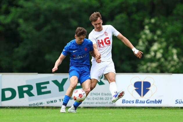 11 Toralf Hense (Eimsbütteler TV), 15 Dennis Brendow (Blumenthaler SV) Fußball I Herren I Aufstiegsrunde zur Regionalliga Nord I Saison 2025-2026 I 3. Spiel I Eimsbütteler TV - Blumenthaler SV I 07.06.2026 I A-Platz Heeslingen