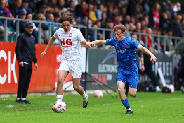 77 Tom Politz (Eimsbütteler TV), 16 Jasper Look (Blumenthaler SV) Fußball I Herren I Aufstiegsrunde zur Regionalliga Nord I Saison 2025-2026 I 3. Spiel I Eimsbütteler TV - Blumenthaler SV I 07.06.2026 I A-Platz Heeslingen