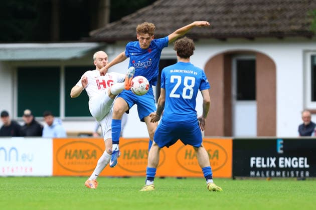 24 Juri Marxen (Eimsbütteler TV), 27 Hugo Weber (Blumenthaler SV) Fußball I Herren I Aufstiegsrunde zur Regionalliga Nord I Saison 2025-2026 I 3. Spiel I Eimsbütteler TV - Blumenthaler SV I 07.06.2026 I A-Platz Heeslingen
