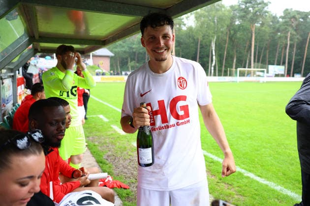 8 Jasper Hölscher (Eimsbütteler TV) mit der Sketflasche kurz vor Abpfiff. Fußball I Herren I Aufstiegsrunde zur Regionalliga Nord I Saison 2025-2026 I 3. Spiel I Eimsbütteler TV - Blumenthaler SV I 07.06.2026 I A-Platz Heeslingen