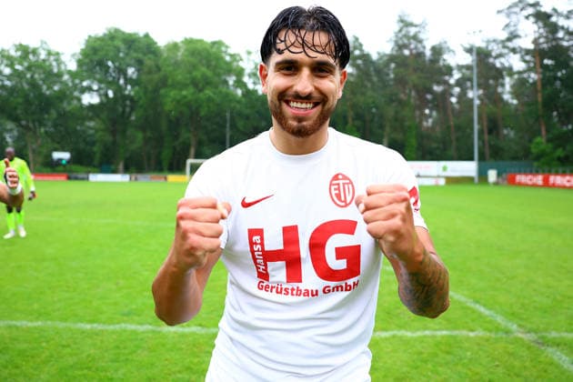 9 Dilan Karim (Eimsbütteler TV) feiert den Aufstieg in die Regionalliga Nord. Fußball I Herren I Aufstiegsrunde zur Regionalliga Nord I Saison 2025-2026 I 3. Spiel I Eimsbütteler TV - Blumenthaler SV I 07.06.2026 I A-Platz Heeslingen