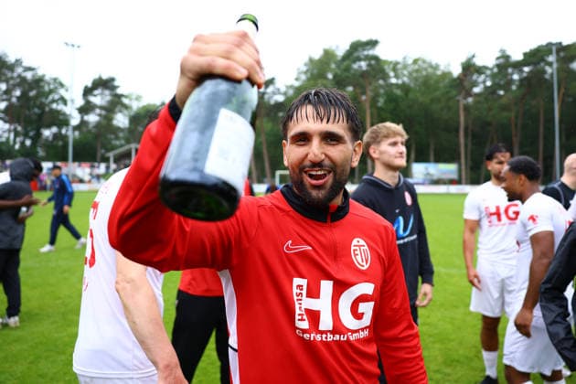6 Bamo Karim (Eimsbütteler TV) feiert den Aufstieg in die Regionalliga Nord. Fußball I Herren I Aufstiegsrunde zur Regionalliga Nord I Saison 2025-2026 I 3. Spiel I Eimsbütteler TV - Blumenthaler SV I 07.06.2026 I A-Platz Heeslingen