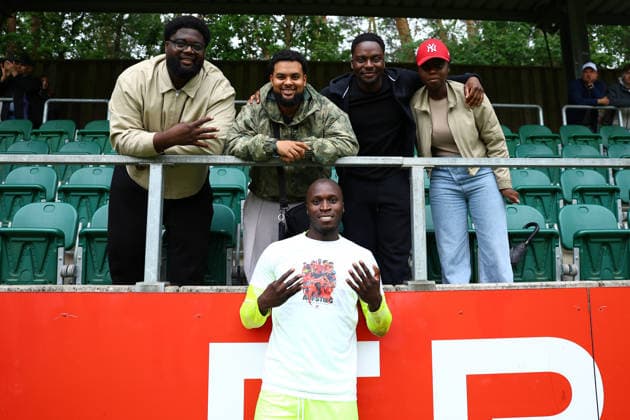 1 Nathanael Sallah (Eimsbütteler TV) bejubelt mit Freunden den Aufstieg in die Regionalliga Nord. Fußball I Herren I Aufstiegsrunde zur Regionalliga Nord I Saison 2025-2026 I 3. Spiel I Eimsbütteler TV - Blumenthaler SV I 07.06.2026 I A-Platz Heeslingen