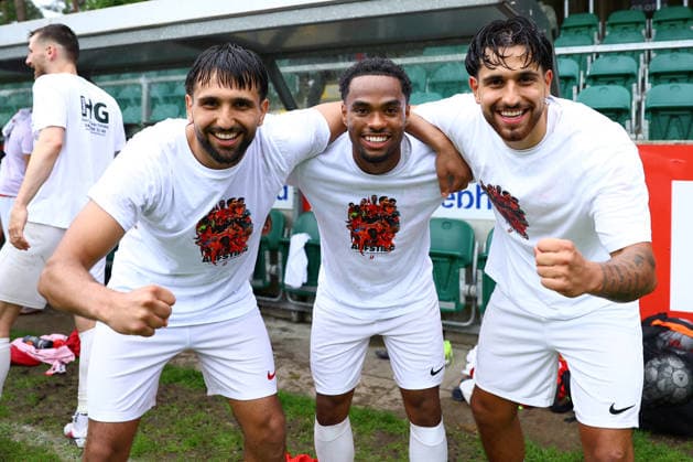 6 Bamo Karim (Eimsbütteler TV), 47 Jean Francois De Chatrie Doegl (Eimsbütteler TV) und 9 Dilan Karim (Eimsbütteler TV) bejubeln den Aufstieg in die Regionalliga Nord. Fußball I Herren I Aufstiegsrunde zur Regionalliga Nord I Saison 2025-2026 I 3. Spiel I Eimsbütteler TV - Blumenthaler SV I 07.06.2026 I A-Platz Heeslingen