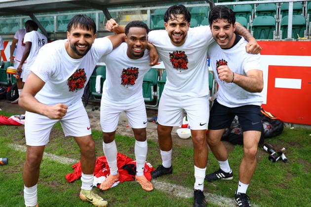 6 Bamo Karim (Eimsbütteler TV), 47 Jean Francois De Chatrie Doegl (Eimsbütteler TV), 9 Dilan Karim (Eimsbütteler TV) und Cem Gürsoy (Co-Trainer, Eimsbütteler TV) bejubeln den Aufstieg in die Regionalliga Nord. Fußball I Herren I Aufstiegsrunde zur Regionalliga Nord I Saison 2025-2026 I 3. Spiel I Eimsbütteler TV - Blumenthaler SV I 07.06.2026 I A-Platz Heeslingen
