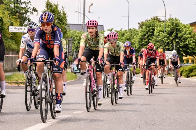 37th Giro d Italia Women 2026 - Stage 9 The chasing group passes through Barge, Italy, during the 9th stage of the 2026 Giro d Italia Femminile, from Saluzzo to Saluzzo, on June 7, 2026. Saluzzo Italy  Copyright: xAndreaxxAmatox originalFilename:amato-notitle260607_np3nb.jpg