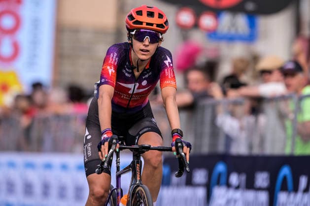 37th Giro d Italia Women 2026 - Stage 9 The peloton reaches the finish line during the 9th stage of the 2026 Giro d Italia Femminile in Saluzzo, Italy, on June 7, 2026. Saluzzo Italy  Copyright: xAndreaxxAmatox originalFilename:amato-notitle260607_npcxJ.jpg