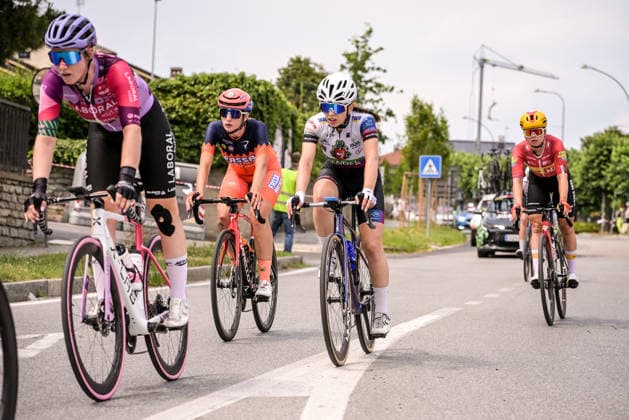 37th Giro d Italia Women 2026 - Stage 9 The chasing group passes through Barge, Italy, during the 9th stage of the 2026 Giro d Italia Femminile, from Saluzzo to Saluzzo, on June 7, 2026. Saluzzo Italy  Copyright: xAndreaxxAmatox originalFilename:amato-notitle260607_npO3f.jpg