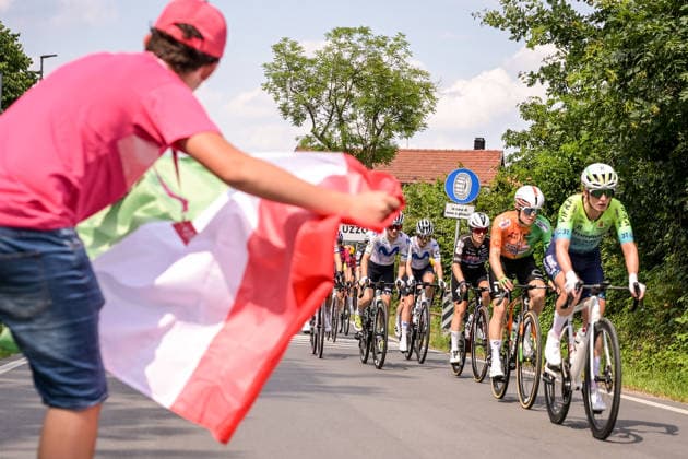 37th Giro d Italia Women 2026 - Stage 9 The peloton passes through San Lazzaro in Saluzzo, Italy, as a child waves the Italian flag during the 9th stage of the 2026 Giro d Italia Femminile, from Saluzzo to Saluzzo, on June 7, 2026. Saluzzo Italy  Copyright: xAndreaxxAmatox originalFilename:amato-notitle260607_npeGl.jpg