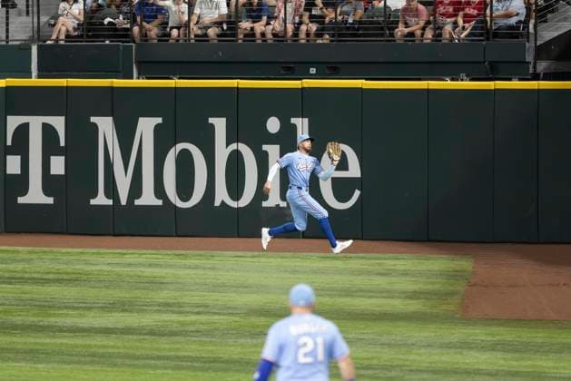June 7, 2026, Arlington, Texas, USA: Texas Rangers right fielder BRANDON NIMMO (24) runs deep to catch a hard hit flyball during a MLB, Baseball Herren, USA game between the Cleveland Guardians and Texas Rangers at Globe Life Field. Texas wins 10-0. MLB 2026: Rangers 10:0 Guardians  - ZUMAf180 20260607_zsp_f180_020 Copyright: xMarkxFannx