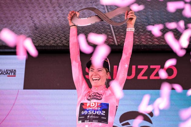 37th Giro d Italia Women 2026 - Stage 9 Demi Vollering of the FDJ United-Suez team stands on the podium with the Maglia Rosa after stage 9 of the 2026 Giro d Italia Femminile in Saluzzo, Italy, on June 7, 2026. Saluzzo Italy  Copyright: xAndreaxxAmatox originalFilename:amato-notitle260607_npkEe.jpg