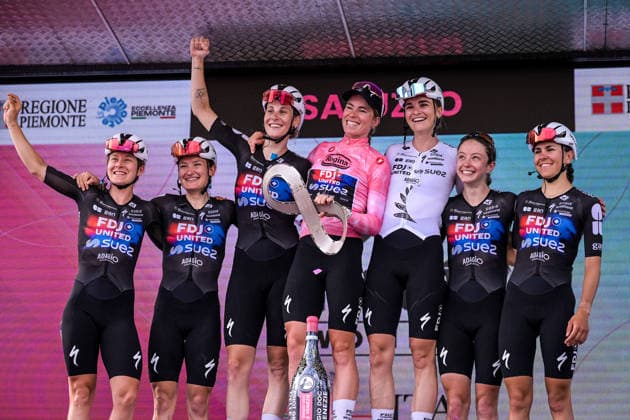 37th Giro d Italia Women 2026 - Stage 9 Demi Vollering of the FDJ United-Suez team celebrates the Maglia Rosa on the podium with the trophy and her team after stage 9 of the 2026 Giro d Italia Femminile in Saluzzo, Italy, on June 7, 2026. Saluzzo Italy  Copyright: xAndreaxxAmatox originalFilename:amato-notitle260607_npv3E.jpg