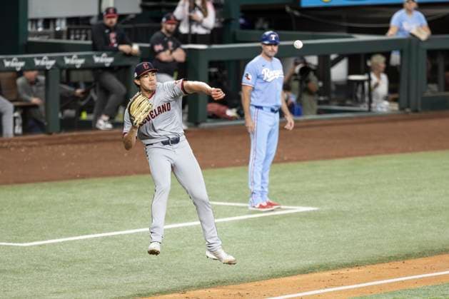 June 7, 2026, Arlington, Texas, USA: Cleveland Guardians pitcher JOEY CANTILLO (54) attempts to to throw out a runner from the third base line during a MLB, Baseball Herren, USA game between the Cleveland Guardians and Texas Rangers at Globe Life Field. Texas wins 10-0. Arlington USA - ZUMAf180 20260607_zsp_f180_005 Copyright: xMarkxFannx