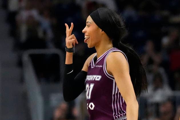 June 7, 2026, Toronto, On, CANADA: Toronto Tempo forward Isabelle Harrison, right, celebrates her three-point basket against the Chicago Sky during fourth quarter WNBA, Basketball Damen, USA action in Toronto, Sunday, June 7, 2026. Canada News - June 7, 2026  - ZUMAc35_ 20260607_zaf_c35_043 Copyright: xFrankxGunnx
