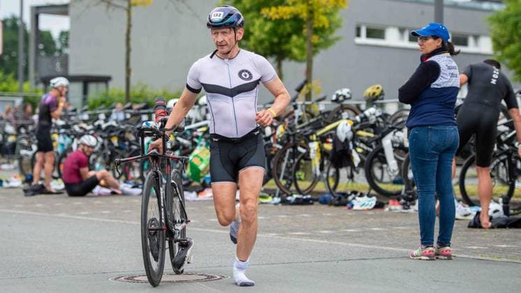 Erster Enni-Triathlon Moers ** NUR FÜR REDAKTIONELLE ZWECKE ** EDITORIAL USE ONLY **<p>Stephan Feldmann, Altersklasse M 55, SV Gladbeck 13, beim ersten Enni-Triathlon am Sonntag, den 07.06.2026, in Moers. Deutschland NRW Moers Copyright: ChristianxCreon