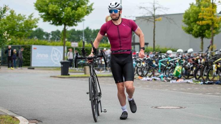 Erster Enni-Triathlon Moers ** NUR FÜR REDAKTIONELLE ZWECKE ** EDITORIAL USE ONLY **<p>Tim Hoffmann, Altersklasse M 40, Schwimmfreunde Unna 01 10, beim ersten Enni-Triathlon am Sonntag, den 07.06.2026, in Moers. Deutschland NRW Moers Copyright: ChristianxCreon