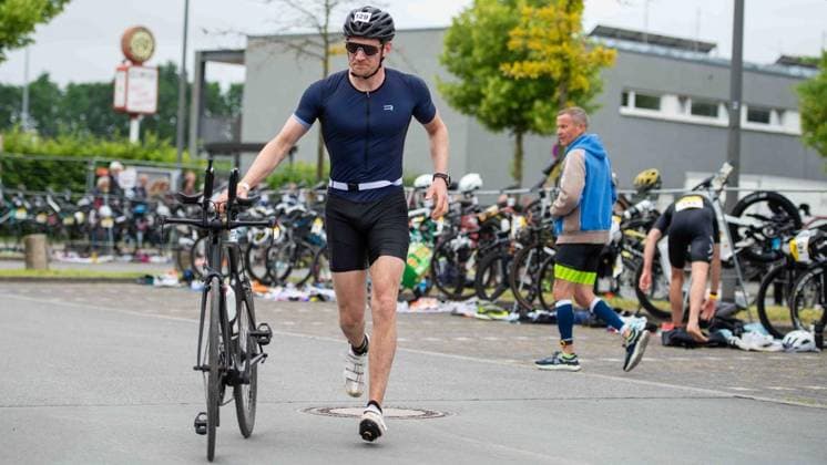 Erster Enni-Triathlon Moers ** NUR FÜR REDAKTIONELLE ZWECKE ** EDITORIAL USE ONLY **<p>Paul Te Neues, Altersklasse M 30, Crefelder Ruder-Club 1883 e.V, beim ersten Enni-Triathlon am Sonntag, den 07.06.2026, in Moers. Deutschland NRW Moers Copyright: ChristianxCreon