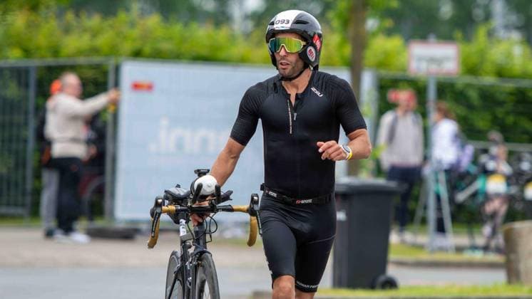 Erster Enni-Triathlon Moers ** NUR FÜR REDAKTIONELLE ZWECKE ** EDITORIAL USE ONLY **<p>Bilal Kartit, Altersklasse M 40, Sportfreunde Brühl, beim ersten Enni-Triathlon am Sonntag, den 07.06.2026, in Moers. Deutschland NRW Moers Copyright: ChristianxCreon