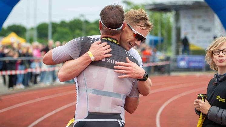Erster Enni-Triathlon Moers - aktualisiert ** NUR FÜR REDAKTIONELLE ZWECKE ** EDITORIAL USE ONLY **<p>Sven Wies, Altersklasse M35, Duisburger SV 98 Triathlon Team, und Bastian Siemes, Altersklasse M 35, SC Rot-Weiß-Oberhausen, von links, beim ersten Enni-Triathlon am Sonntag, den 07.06.2026, in Moers. Deutschland NRW Moers Copyright: ChristianxCreon