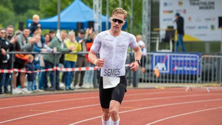 Erster Enni-Triathlon Moers - aktualisiert ** NUR FÜR REDAKTIONELLE ZWECKE ** EDITORIAL USE ONLY **<p>Bastian Siemes, Altersklasse M 35, SC Rot-Weiß-Oberhausen, beim ersten Enni-Triathlon am Sonntag, den 07.06.2026, in Moers. Deutschland NRW Moers Copyright: ChristianxCreon