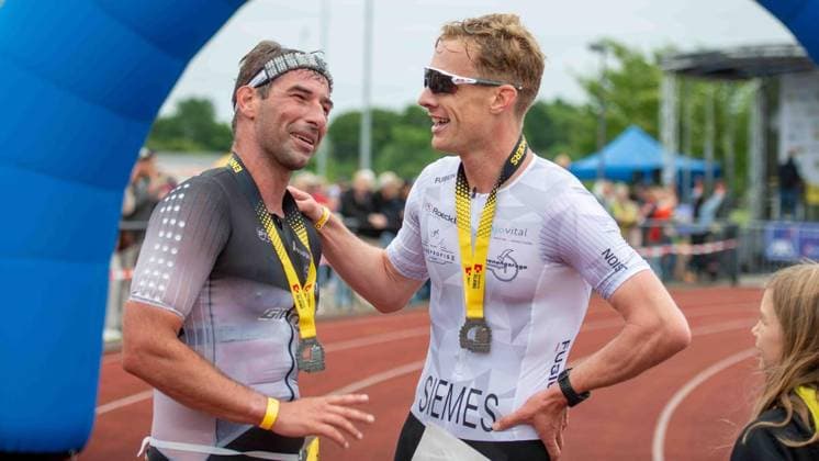 Erster Enni-Triathlon Moers - aktualisiert ** NUR FÜR REDAKTIONELLE ZWECKE ** EDITORIAL USE ONLY **<p>Sven Wies, Altersklasse M35, Duisburger SV 98 Triathlon Team, und Bastian Siemes, Altersklasse M 35, SC Rot-Weiß-Oberhausen, von links, beim ersten Enni-Triathlon am Sonntag, den 07.06.2026, in Moers. Deutschland NRW Moers Copyright: ChristianxCreon