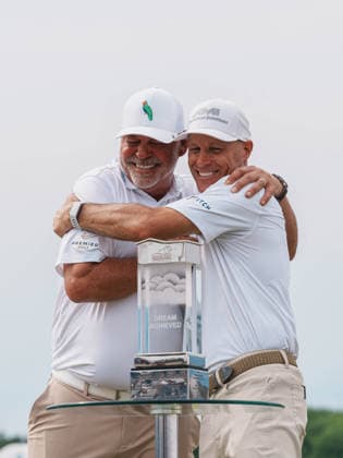 PGA, Golf Herren Tour Champions: American Family Insurance Championship - Final Round MADISON, WI - JUNE 7: Darren Clarke and Ben Crane embrace behind the championship trophy during the PGA Tour Champions: American Family Insurance Championship - Final Round at TPC Wisconsin on June 7, 2026 in Madison, Wisconsin. Madison TPC Wisconsin WI United States Copyright: xRossxHarried ISIxPhotosx 9314