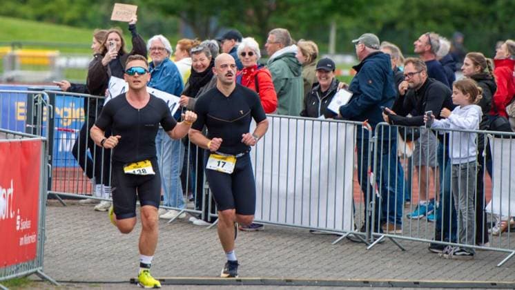 Erster Enni-Triathlon Moers ** NUR FÜR REDAKTIONELLE ZWECKE ** EDITORIAL USE ONLY **<p>Karim Verhaelen, Altersklasse M 30, Aktiv Sportpark, und Jonas Schaper, Altersklasse M 30, von links, beim ersten Enni-Triathlon am Sonntag, den 07.06.2026, in Moers. Deutschland NRW Moers Copyright: ChristianxCreon