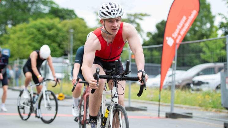 Erster Enni-Triathlon Moers ** NUR FÜR REDAKTIONELLE ZWECKE ** EDITORIAL USE ONLY **<p>Oskar Sobeck, Altersklasse M 20, beim ersten Enni-Triathlon am Sonntag, den 07.06.2026, in Moers. Deutschland NRW Moers Copyright: ChristianxCreon