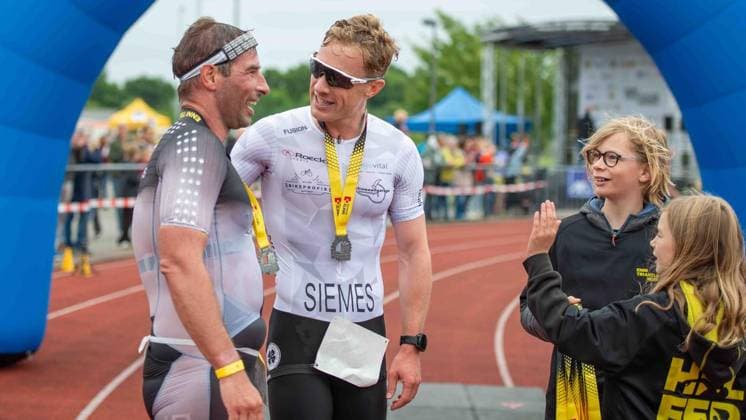 Erster Enni-Triathlon Moers ** NUR FÜR REDAKTIONELLE ZWECKE ** EDITORIAL USE ONLY **<p>Sven Wies, Altersklasse M35, Duisburger SV 98 Triathlon Team, und Bastian Siemes, Altersklasse M 35, SC Rot-Weiß-Oberhausen, von links, beim ersten Enni-Triathlon am Sonntag, den 07.06.2026, in Moers. Deutschland NRW Moers Copyright: ChristianxCreon
