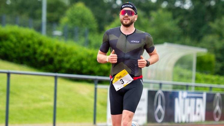 Erster Enni-Triathlon Moers ** NUR FÜR REDAKTIONELLE ZWECKE ** EDITORIAL USE ONLY **<p>Daniel Paradis, Altersklasse M 35, beim ersten Enni-Triathlon am Sonntag, den 07.06.2026, in Moers. Deutschland NRW Moers Copyright: ChristianxCreon
