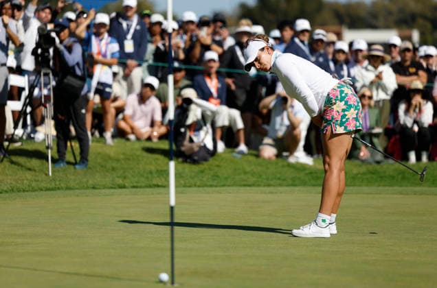 Gaby Lopez of Mexico sinks a birdie putt on the 18th hole for a share of the lead during the final round of the 81st Women s U.S. Open golf championship at the Riviera Country Club in Pacific Palisades, California, on Sunday, June 7, 2026.  GLP20260607815 CAROLINExBREHMAN
