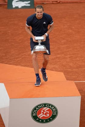 2026 French Open - Alexander Zverev vs Flavio Cobolli LZ Alexander Zverev of Germany lifts the Coupe des Mousquetaires winners trophy after victory over Flavio Cobolli of Italy in the Men’s Singles final match on Day Fifteen of the 2026 French Open at Roland Garros on June 07, 2026 in Paris, France. Photo by Laurent Zabulon ABACAPRESS.COM  Copyright: xZabulonxLaurent ABACAx