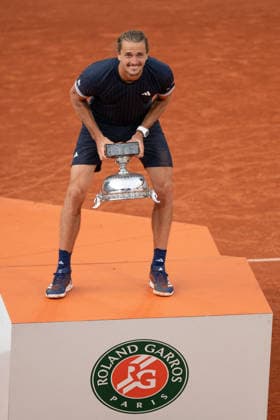 2026 French Open - Alexander Zverev vs Flavio Cobolli LZ Alexander Zverev of Germany lifts the Coupe des Mousquetaires winners trophy after victory over Flavio Cobolli of Italy in the Men’s Singles final match on Day Fifteen of the 2026 French Open at Roland Garros on June 07, 2026 in Paris, France. Photo by Laurent Zabulon ABACAPRESS.COM  Copyright: xZabulonxLaurent ABACAx
